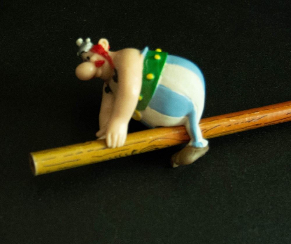 Plastoy - Obélix sur un crayon figurines plastoy obelix sur un crayon