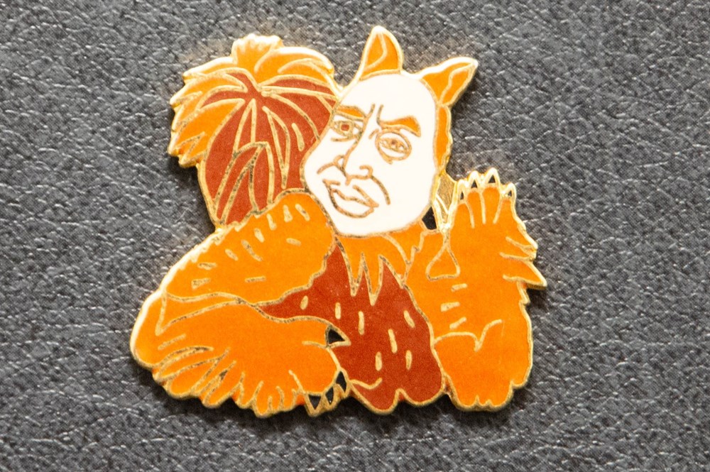 divers pin badges laurent fabius fafa ecureuil