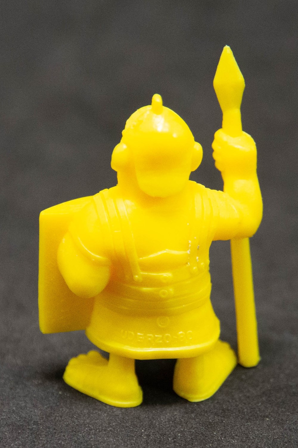 Glaces Motta - 1980 - 19 - Jaune - Légionnaire II avec pilum figurines glaces motta 1980 19 jaune legionnaire ii avec pilum