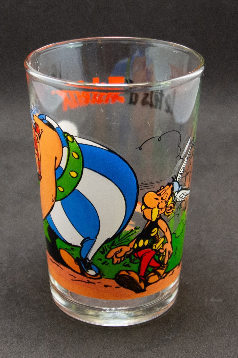 Série 014 - 1987 - Astérix marche tandis qu'Obélix dépose le fils d'Astérix à terre pour qu'il pours art la table argenterie verres serie 014 1987 asterix marche tandis qu obelix depose le fils asterix a terre pour qu il pours