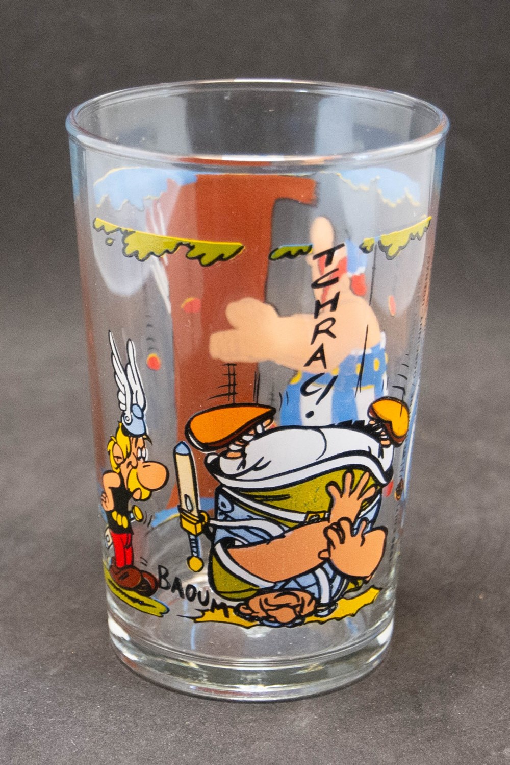 Série 013 - 1986 - Obélix secoue un arbre et, un légionnaire en tombe aux pieds d'Astérix art de la table argenterie verres serie 013 1986 obelix secoue un arbre et un legionnaire en tombe aux pieds asterix