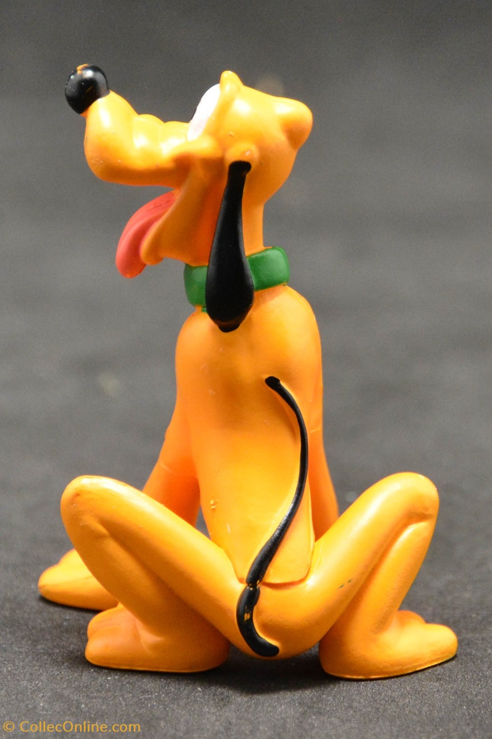 divers boites en tole figurine pluto