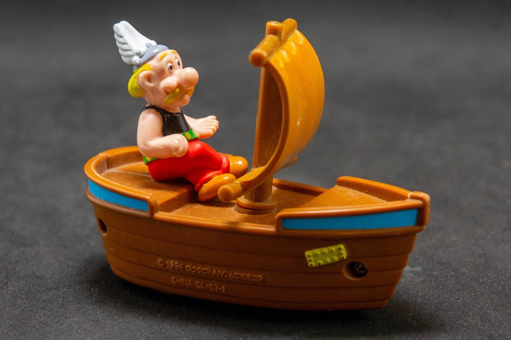 figurines mc donald s 1994 happy meal asterix sur sa barque