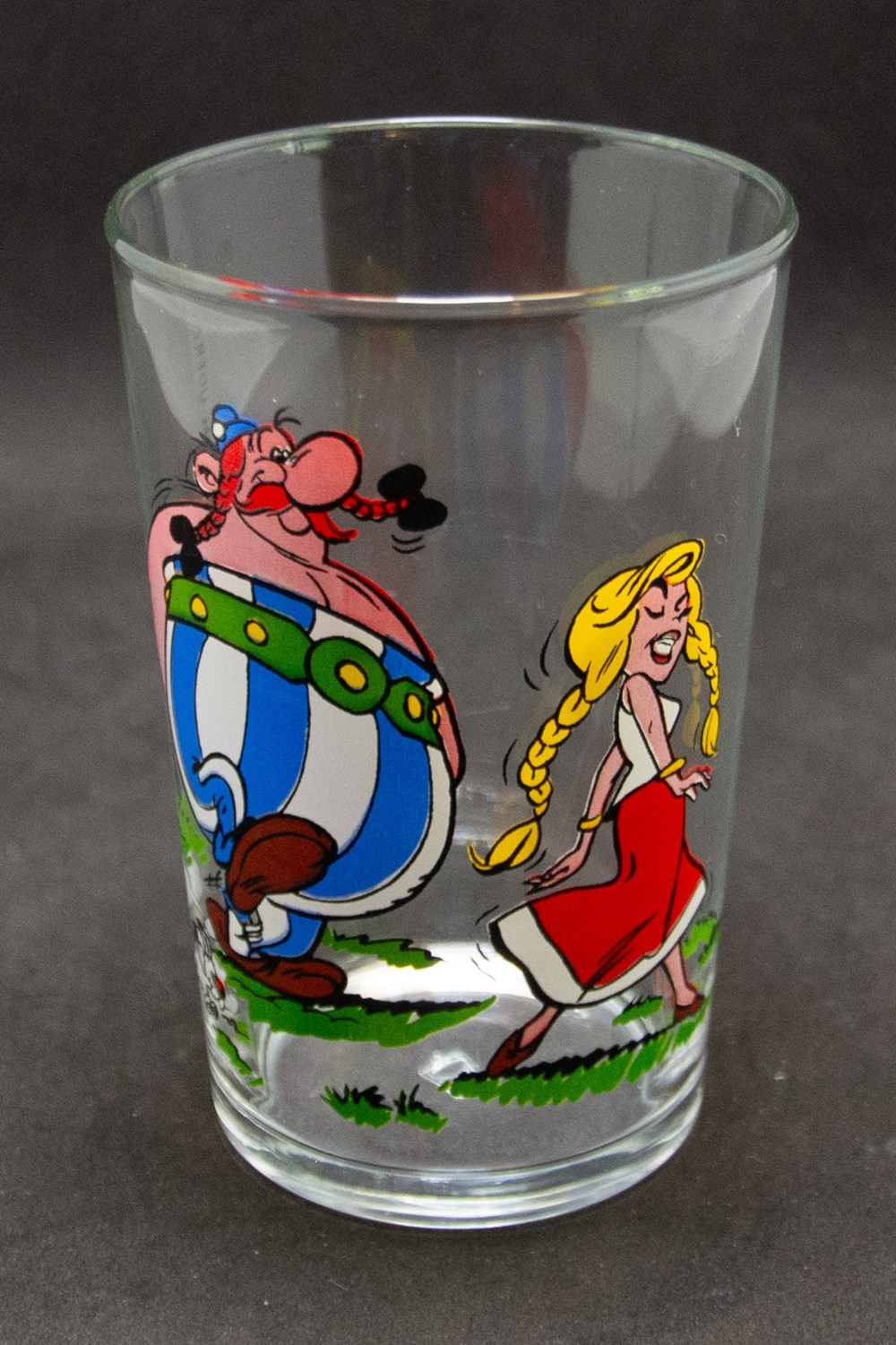 Série 005 - 1968 - Dargaud - Obélix marche derrière une femme chevelure blonde art la table argenterie verres serie 005 1968 dargaud obelix marche derriere une femme chevelure blonde
