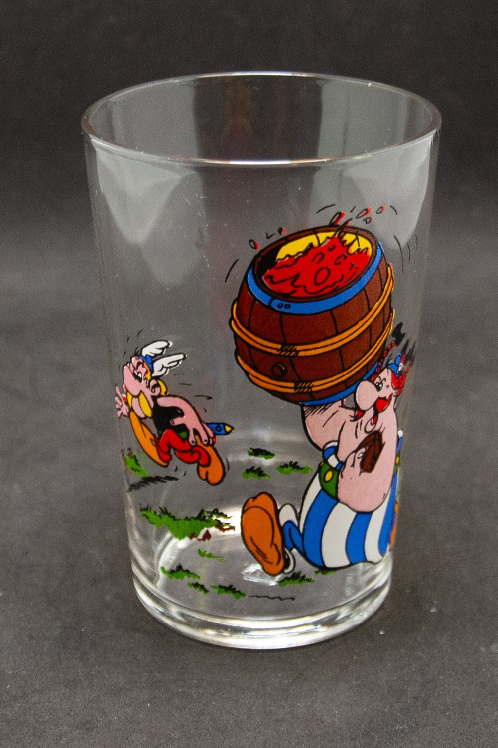 Série 005 - 1968 - Dargaud - Astérix court devant Obélix portant un tonneau et un ballon de rugby art la table argenterie verres serie 005 1968 dargaud asterix court devant obelix portant un tonneau et un ballon de rugby