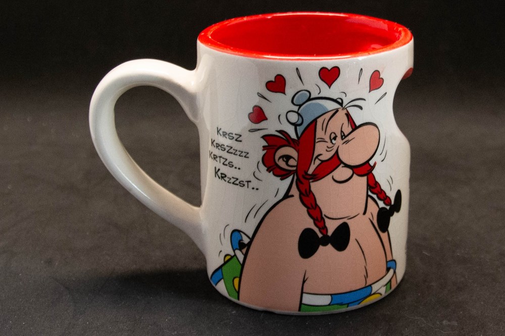 Mug - Parc Astérix - 2017- Obélix-Falbala art de table argenterie service the cafe tasses mugs mug parc asterix 2017 obelix falbala
