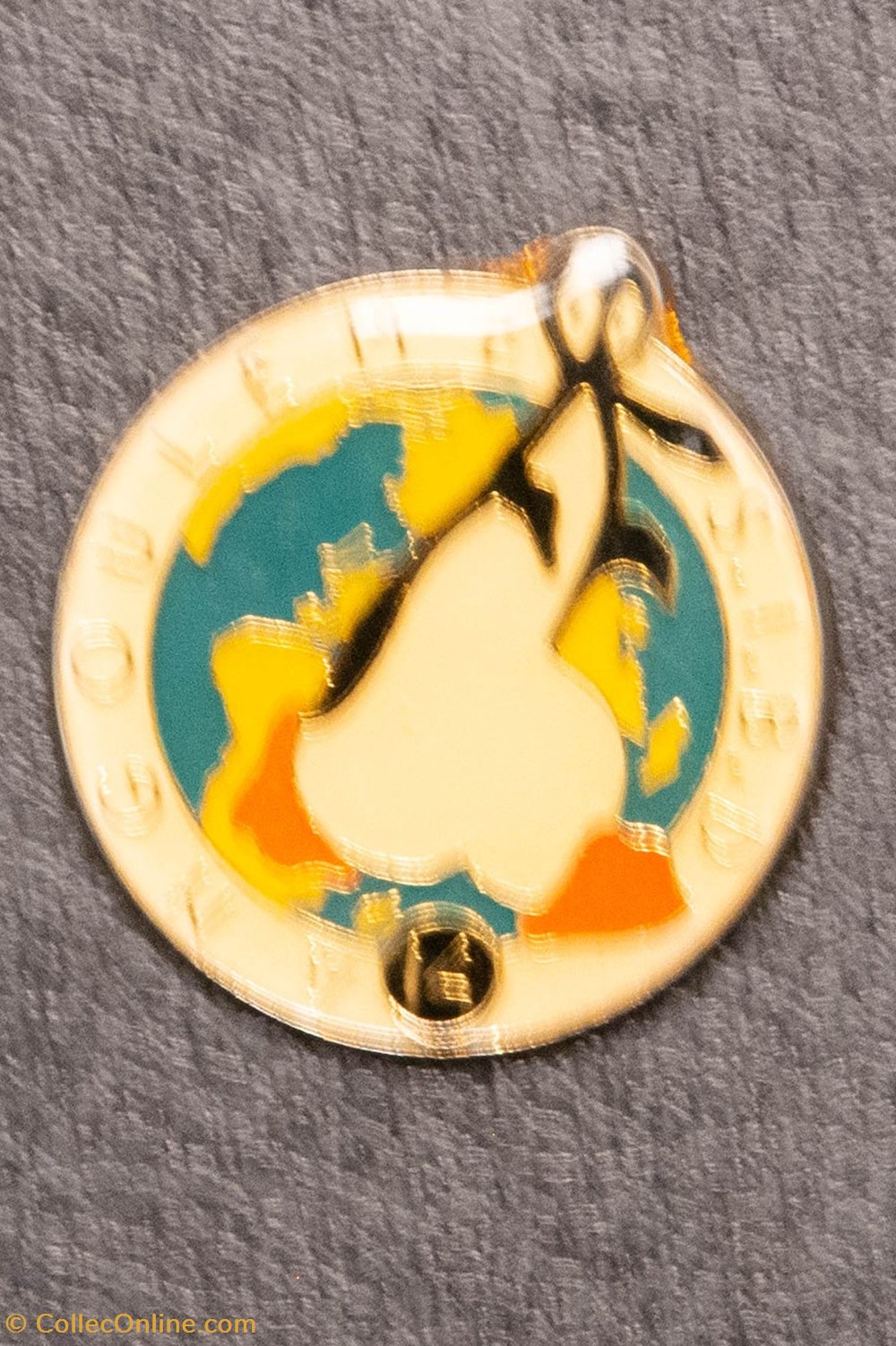 divers pin badges festival angouleme 15
