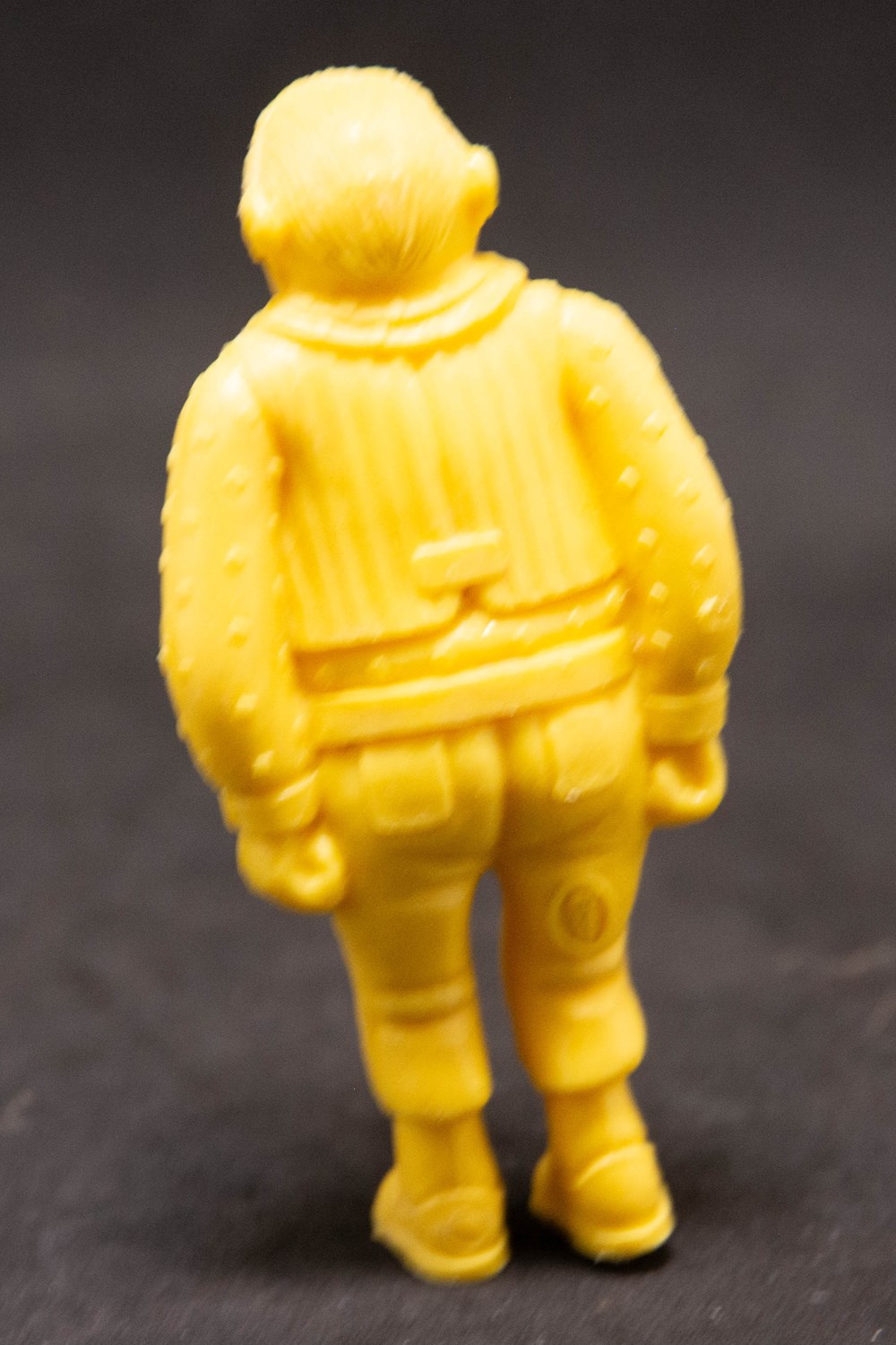 Belvision - 1973 - Le gros brigand monochrome - jaune figurines belvision 1973 le gros brigand monochrome jaune
