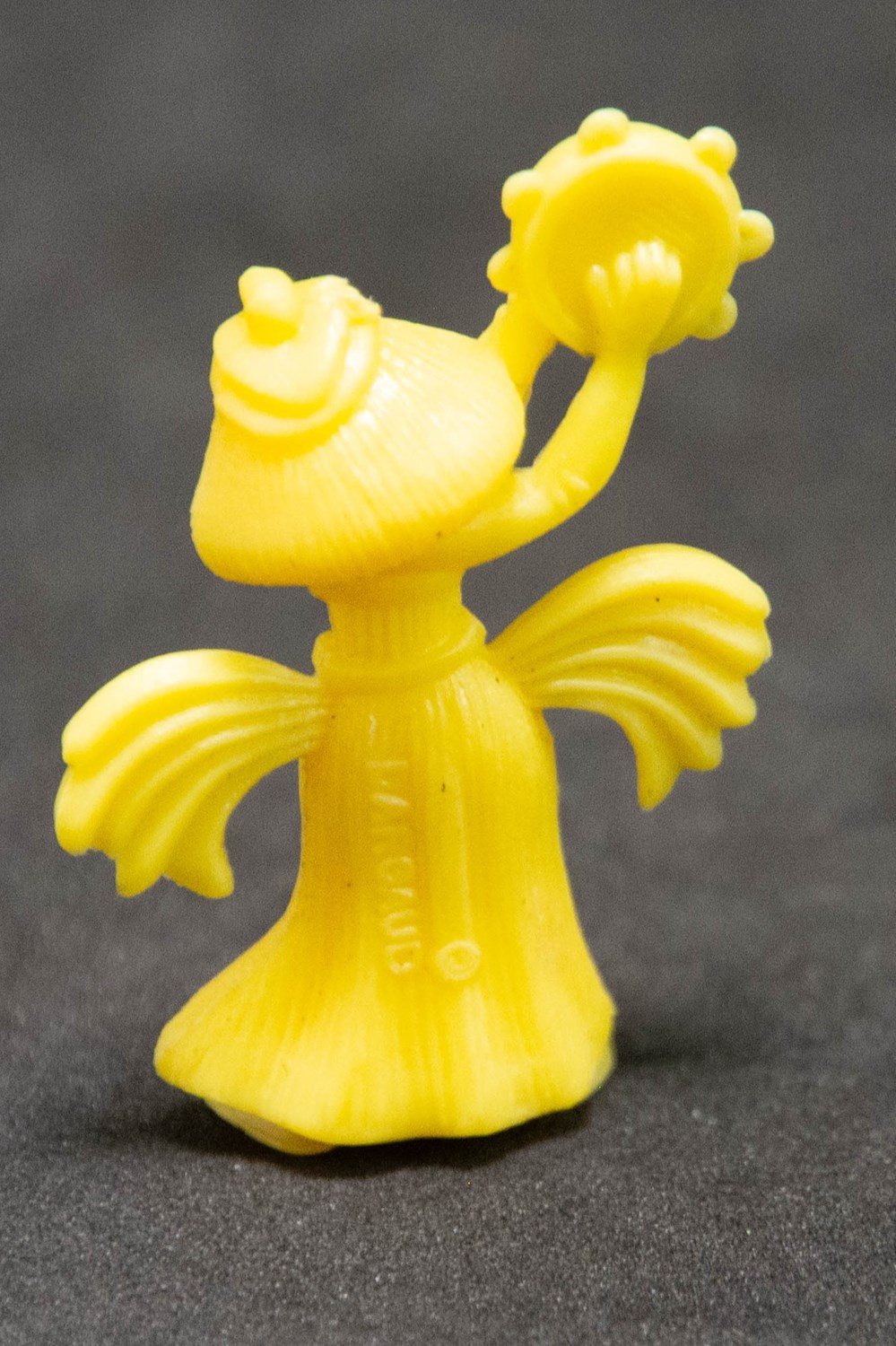 Bonbons Dupont d'Isigny - 1969 - 40 - Jaune - Danseuse égyptienne frappant dans un tambourin figurines bonbons dupont isigny 1969 40 jaune danseuse egyptienne frappant dans un tambourin