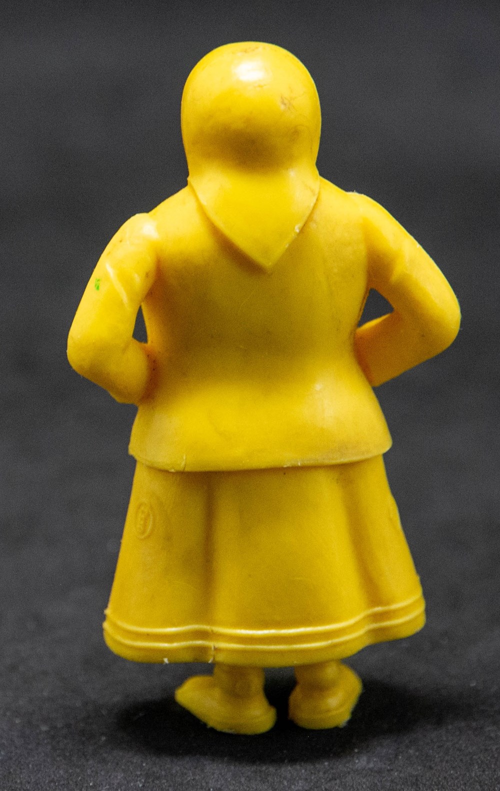 Belvision - 1973 - Madame Vlek - Jaune figurines belvision 1973 madame vlek jaune