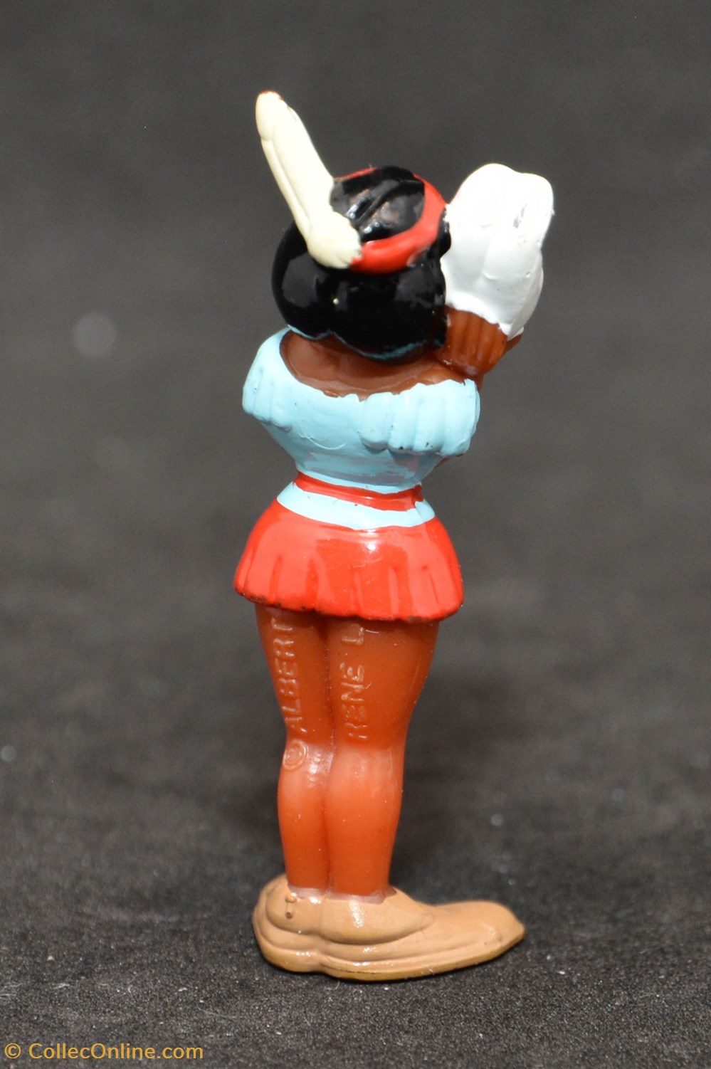 Série 02 - Astérix en amérique - 1997 - 04 - Indienne tenant Idéfix dans ses bras figurines serie 02 asterix en amerique 1997 04 indienne tenant idefix dans ses bras