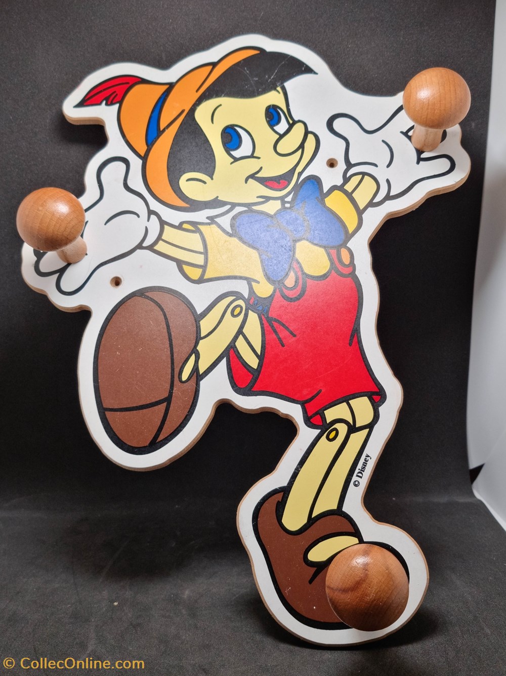 divers boites en tole patere arbre a jouer pinochio