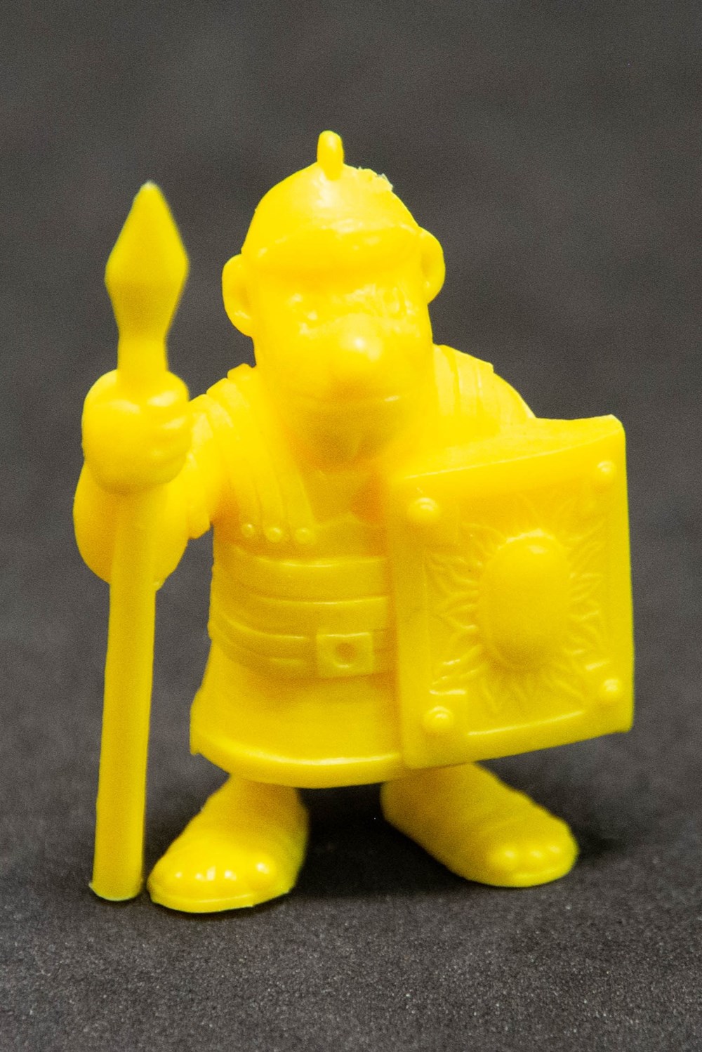 Glaces Motta - 1980 - 19 - Jaune - Légionnaire II avec pilum figurines glaces motta 1980 19 jaune legionnaire ii avec pilum