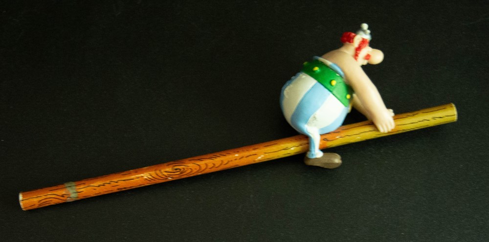 Plastoy - Obélix sur un crayon figurines plastoy obelix sur un crayon