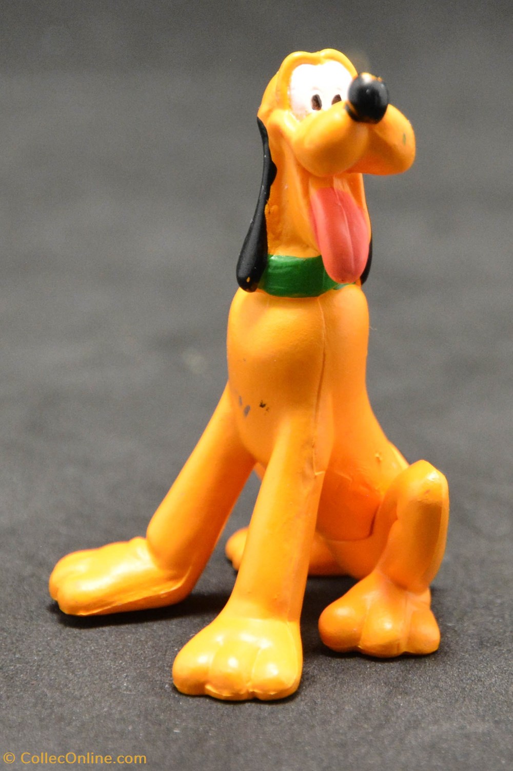 divers boites en tole figurine pluto