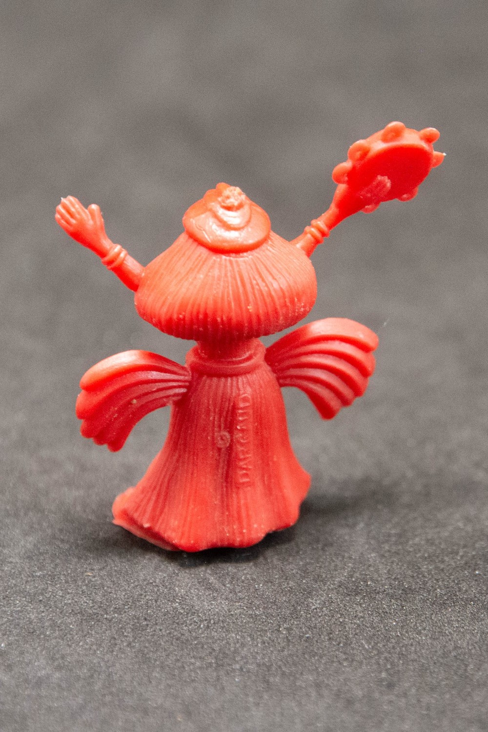 Bonbons Dupont d'Isigny - 1969 - 39 - Rouge - Danseuse égyptienne bras écartés figurines bonbons dupont isigny 1969 39 rouge danseuse egyptienne bras ecartes