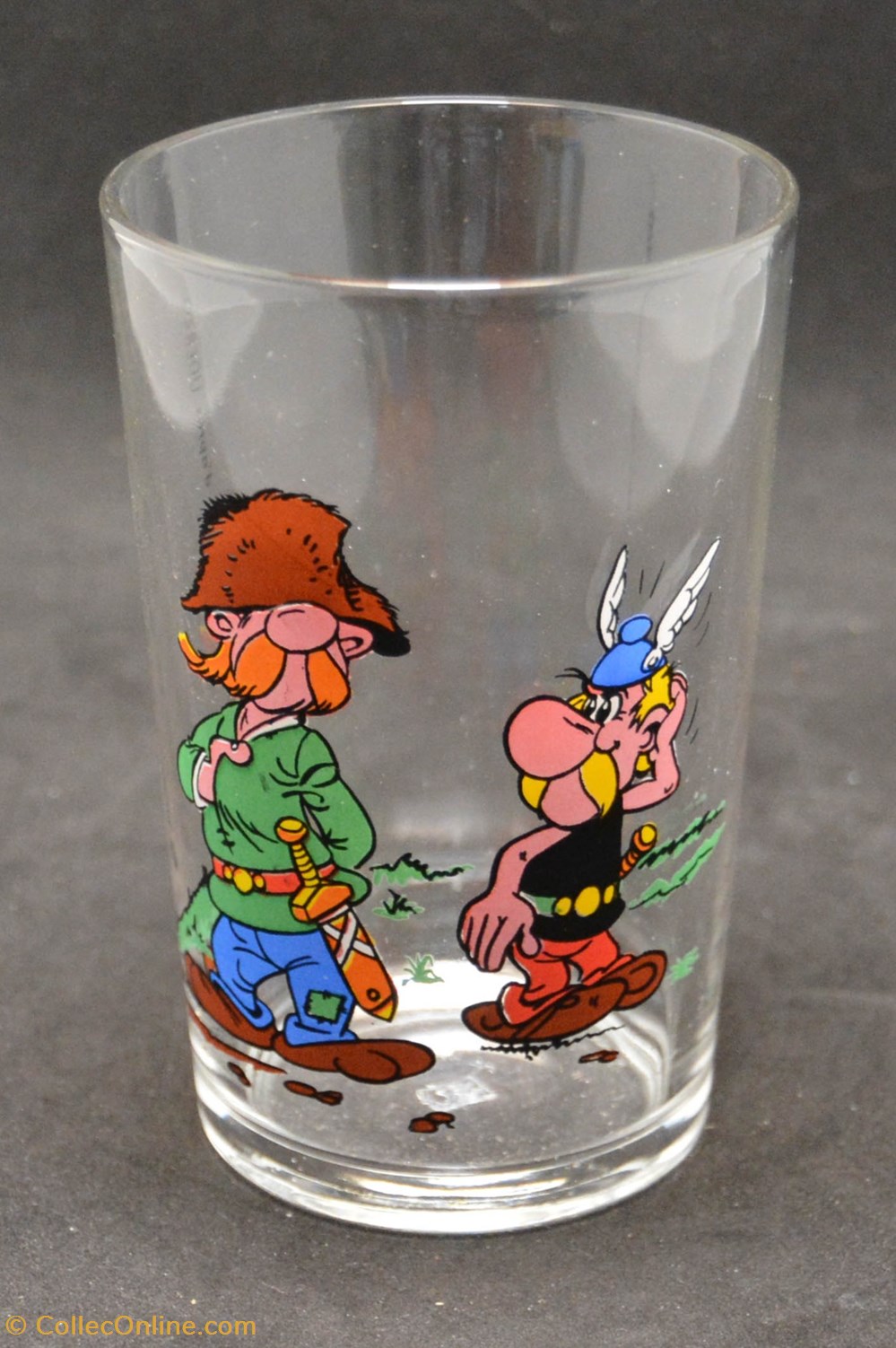 Série 005 - 1968 - Dargaud - Astérix se gratte la tête derrière un homme imitant Napoléon art table argenterie verres serie 005 1968 dargaud asterix se gratte la tete derriere un homme imitant napoleon
