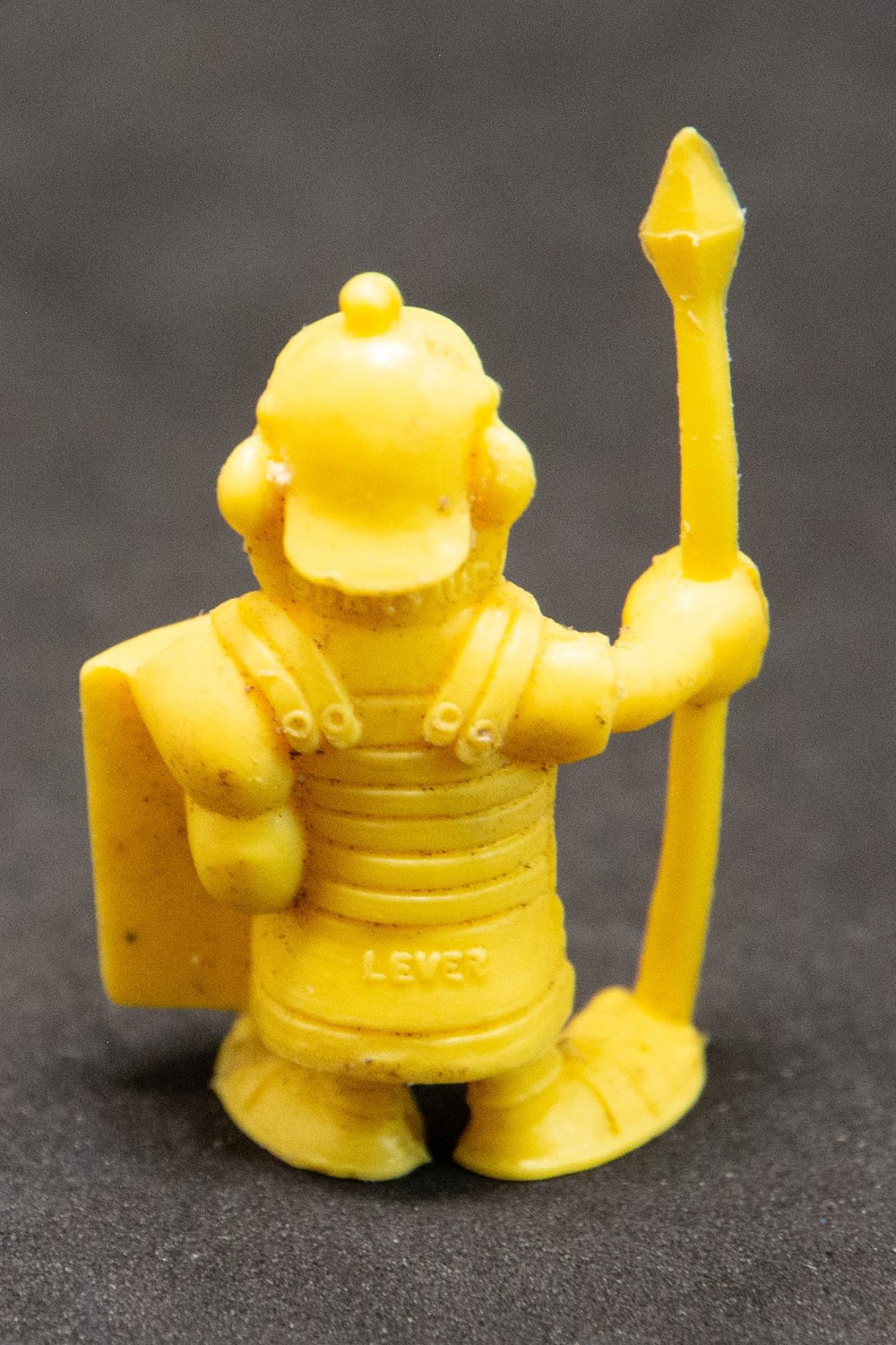 figurines lessive lever 1974 15 jaune legionnaire triste avec pilum