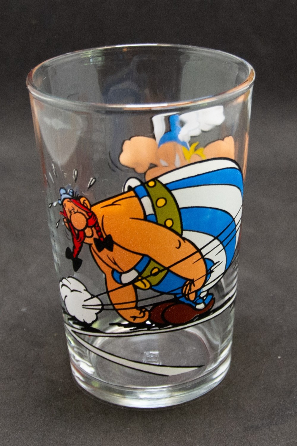 Série 012 - 1984 - Obélix sidéré par le saut d'Astérix effectué sans élan art table argenterie verres serie 012 1984 obelix sidere par le saut asterix effectue sans elan