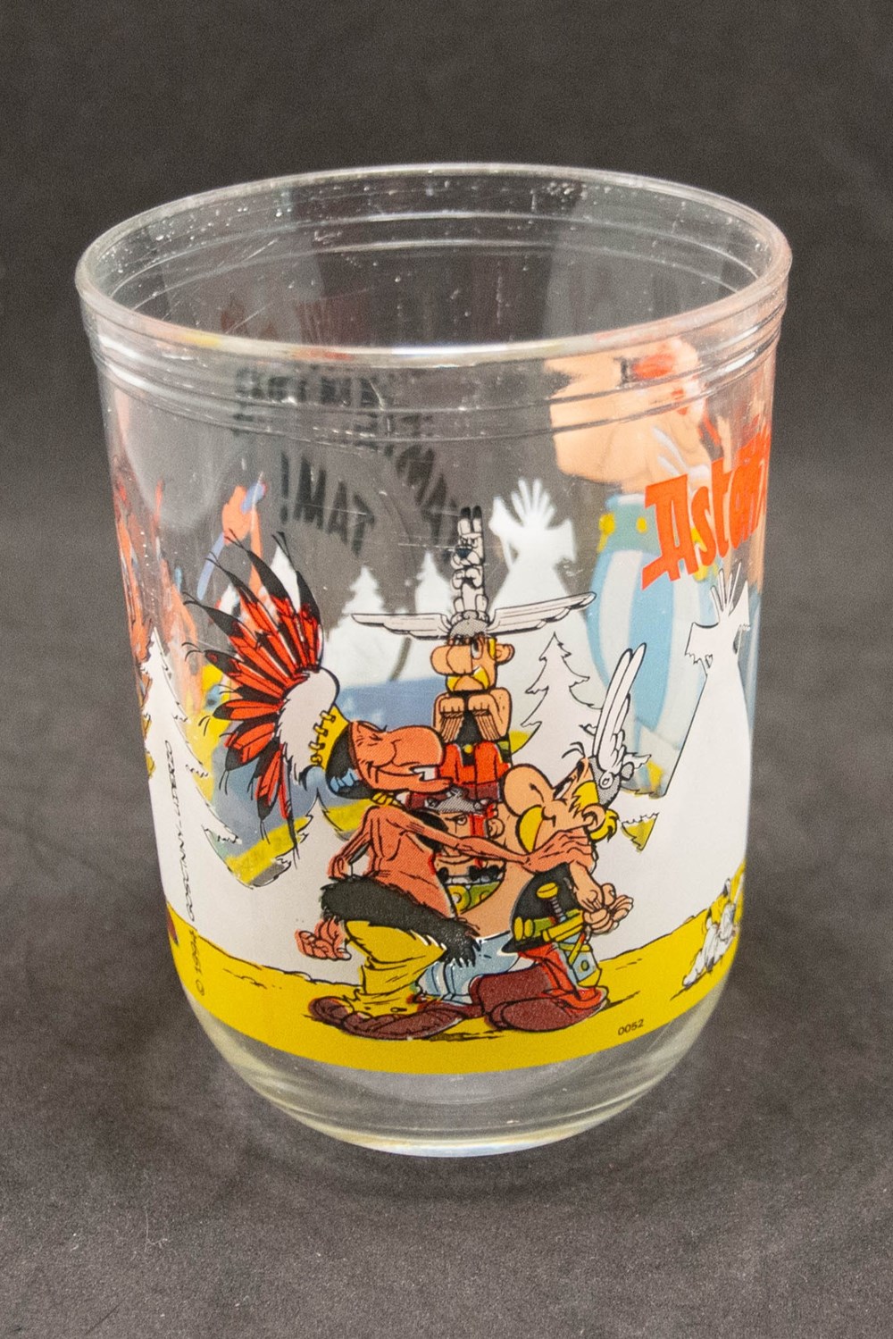 Série 028 - 1994 - Maille - n°2 -Un chef indien pose sa main sur l'épaule d'Astérix, Obélix tire ses art de la table argenterie verres serie 028 1994 maille n 2 un chef indien pose sa main sur epaule asterix obelix tire ses