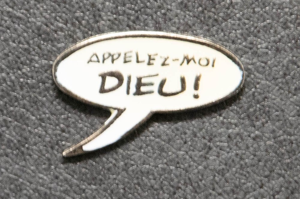 divers pin s badges corner appelez moi dieu