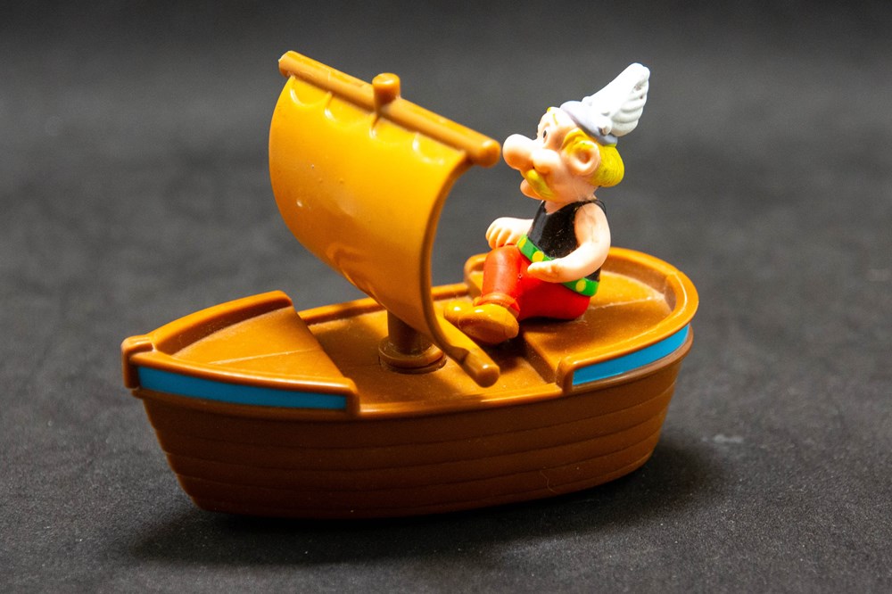 figurines mc donald s 1994 happy meal asterix sur sa barque
