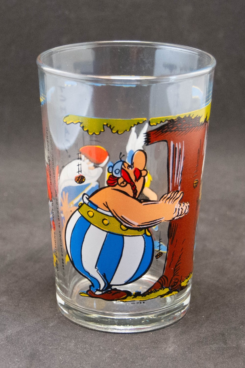 Série 013 - 1986 - Obélix secoue un arbre et, un légionnaire en tombe aux pieds d'Astérix art de la table argenterie verres serie 013 1986 obelix secoue un arbre et un legionnaire en tombe aux pieds asterix