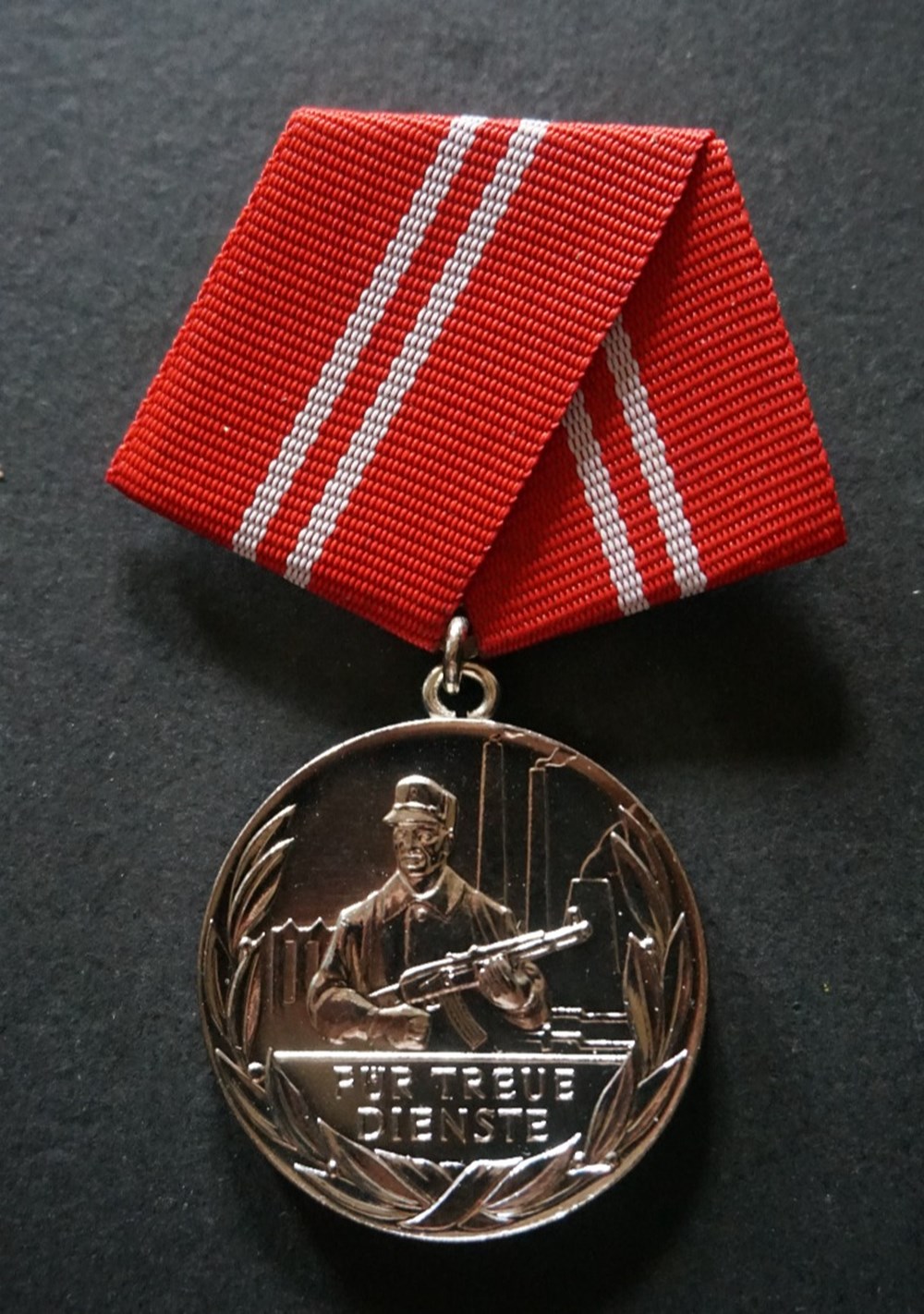 Médaille pour services loyaux dans les groupes combattants de la classe ouvrière medailles medaille pour services loyaux dans les groupes combattants de la classe ouvriere