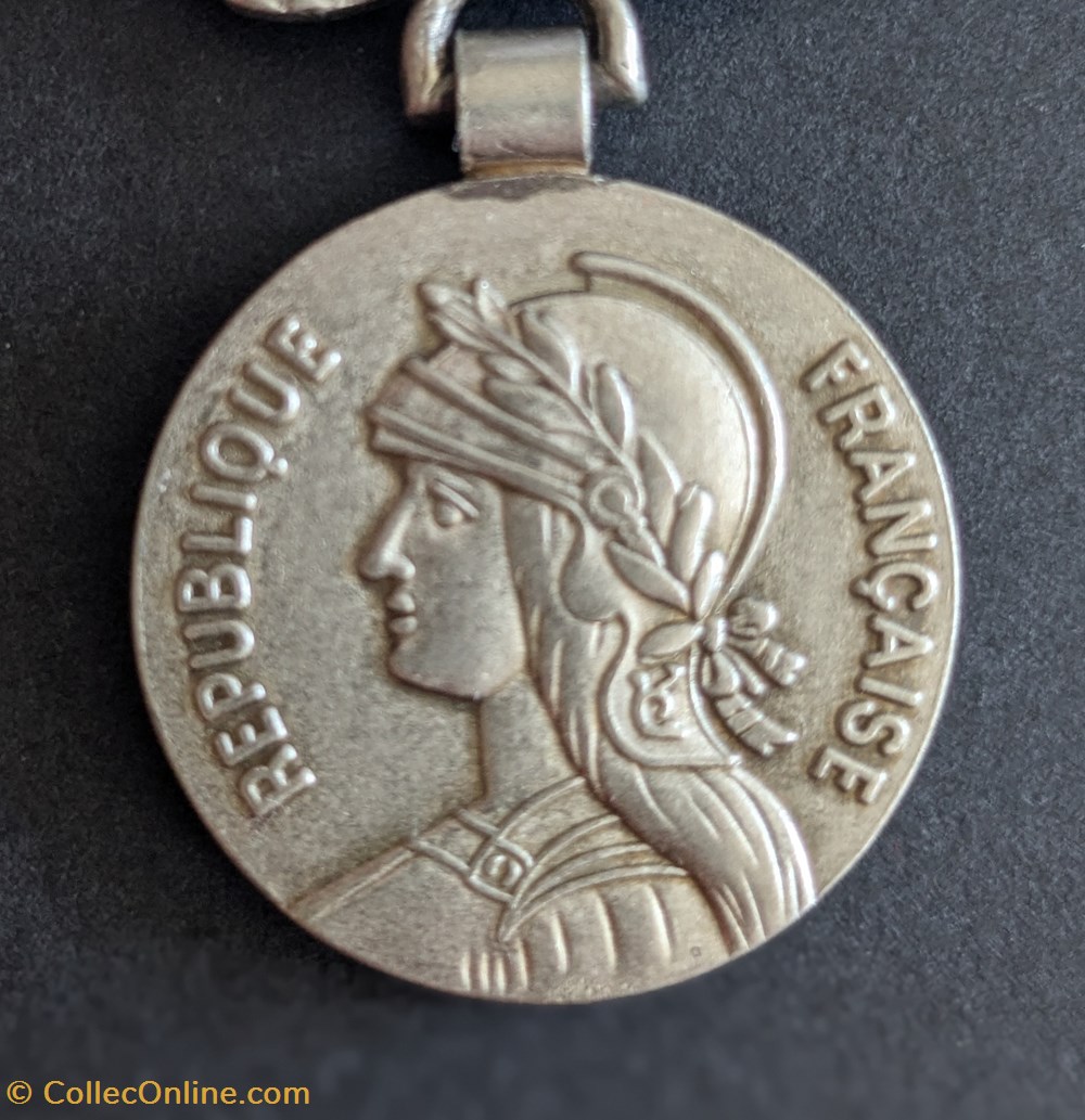Médaille d'Outre-Mer - MOYEN-ORIENT 2 medailles france medaille outre mer moyen orient