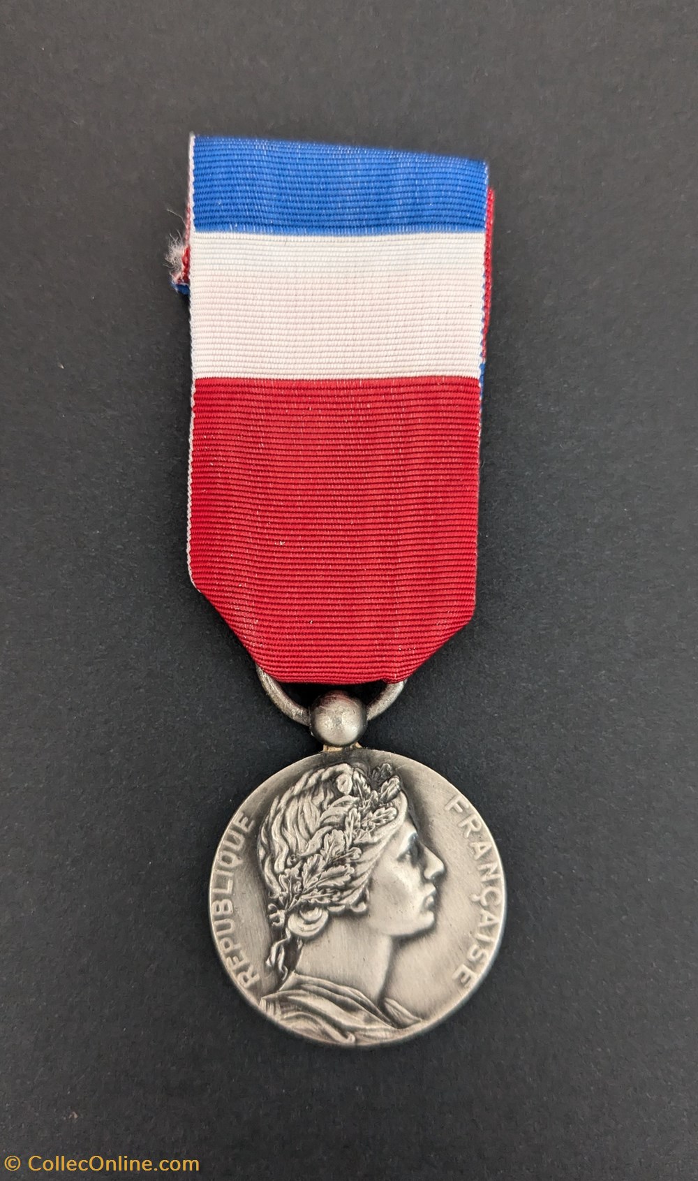 medailles france n 12 a honneur au labeur