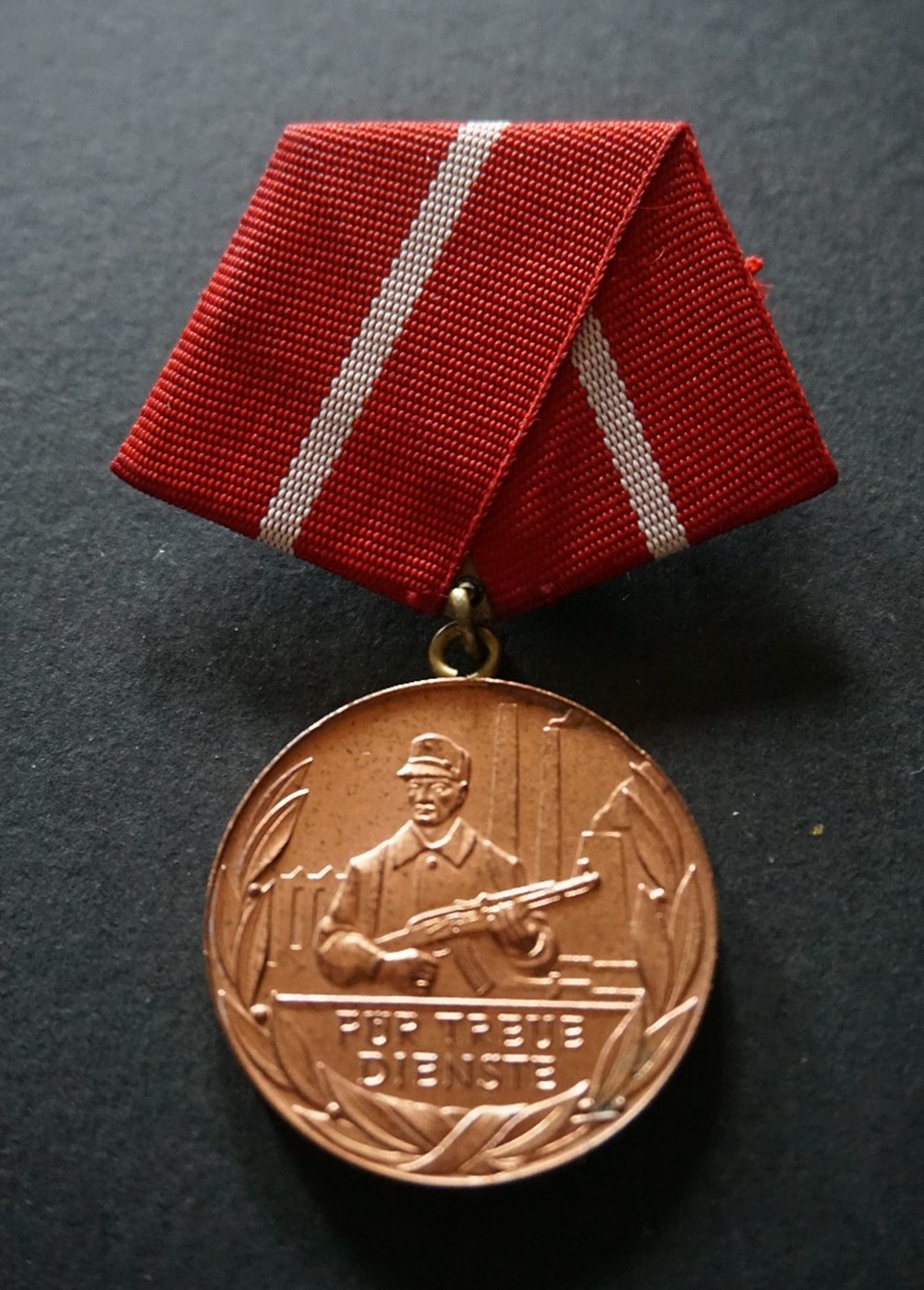 Médaille pour services loyaux dans les groupes combattants de la classe ouvrière medailles allemagne rda rep demo allemande medaille pour services loyaux dans les groupes combattants de la classe ouvriere