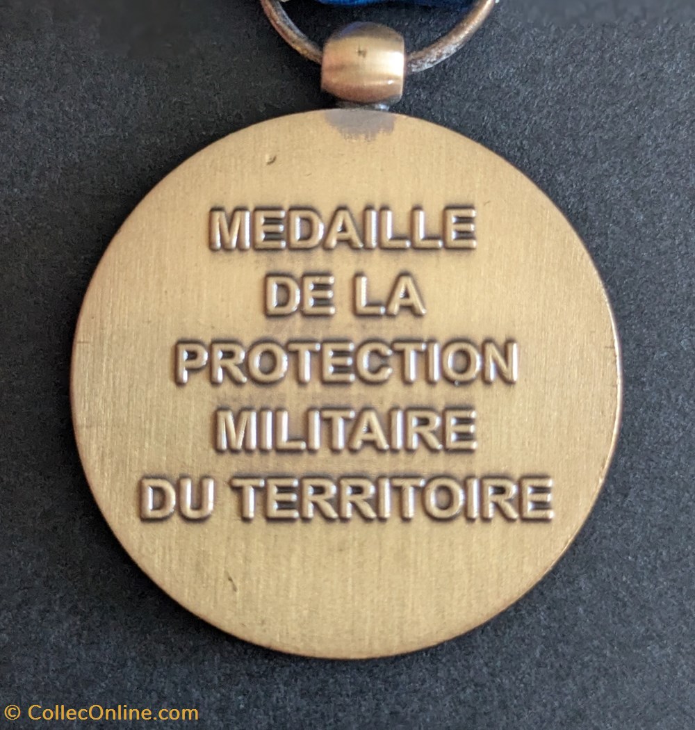 Médaille de la Protection Militaire du Territoire - TRIDENT - EGIDE 4 medailles medaille de la protection militaire du territoire trident egide