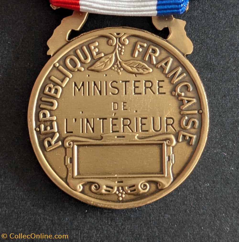 Médaille d'Honneur pour acte de courage et de dévouement medailles france medaille honneur pour acte de courage et de devouement
