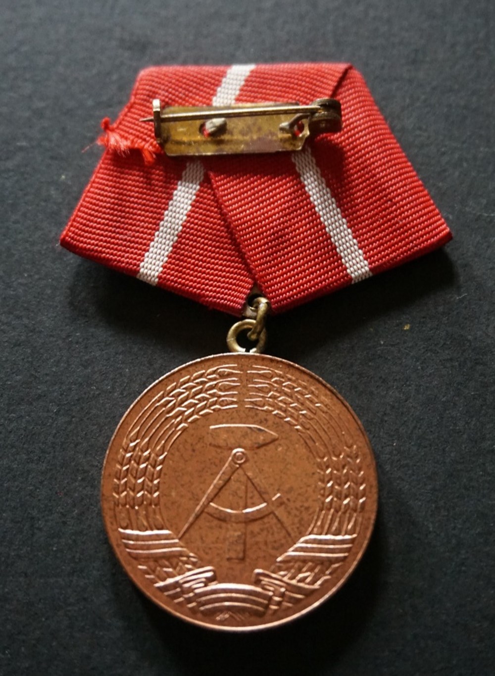 Médaille pour services loyaux dans les groupes combattants de la classe ouvrière medailles allemagne rda rep demo allemande medaille pour services loyaux dans les groupes combattants de la classe ouvriere