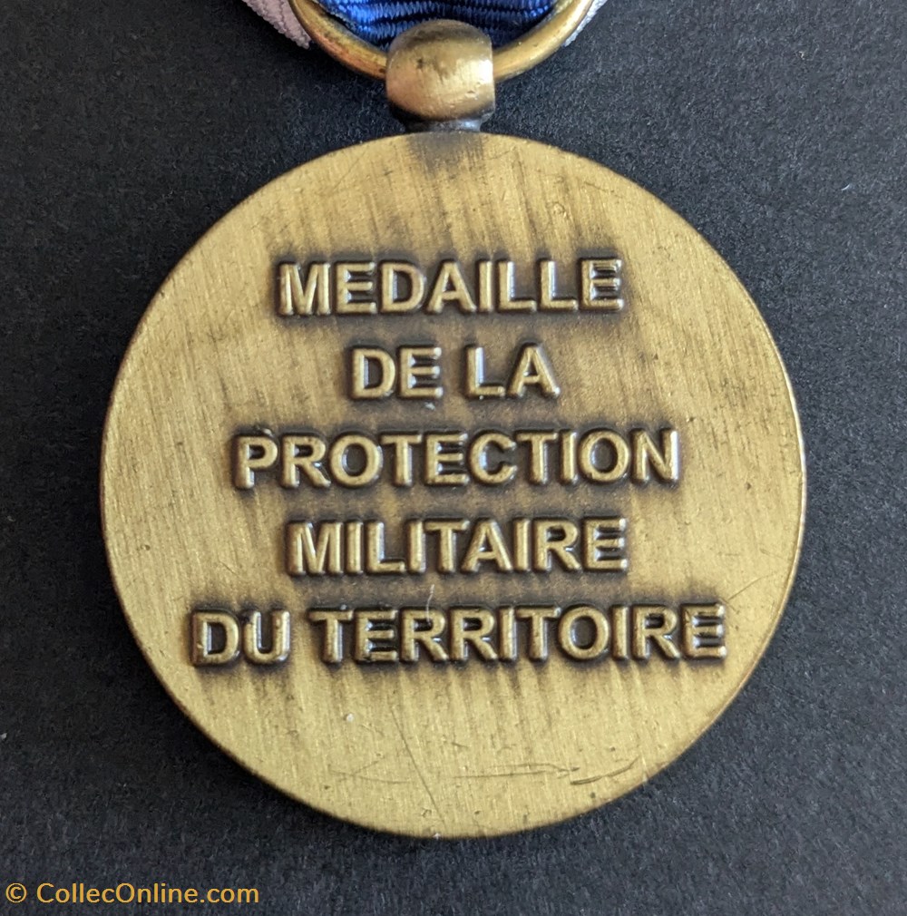 medailles france medaille de la protection militaire du territoire trident