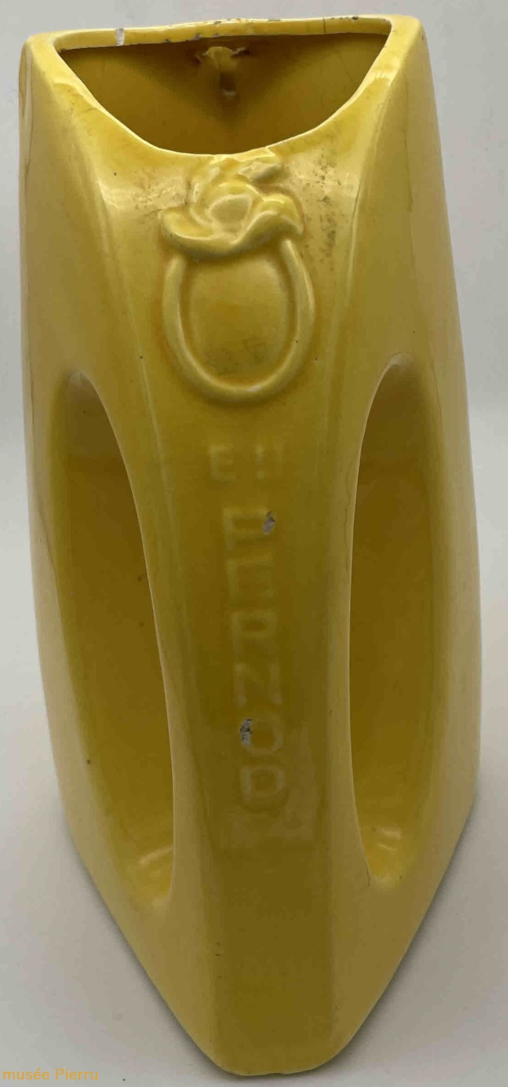 objets publicitaires pernod jaune triangulaire
