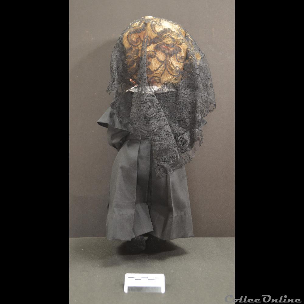 patrimoine religieux objet culte 15 poupee avec costume de postulante 1933 1965