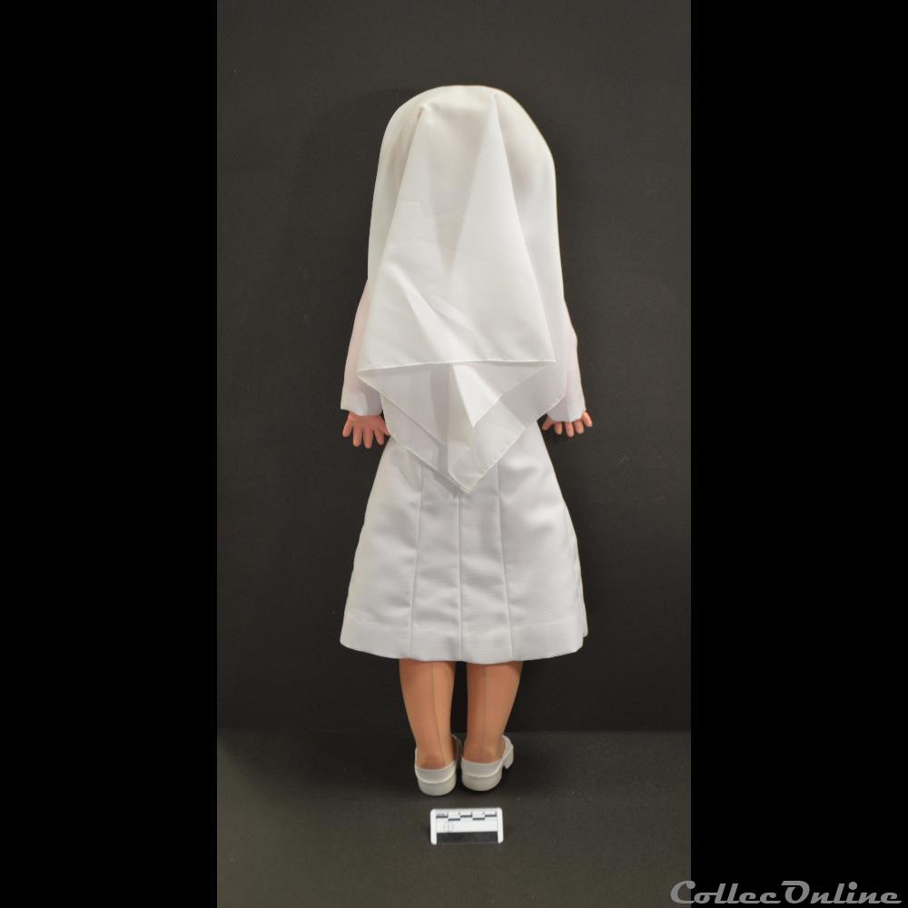 patrimoine religieux objet culte 18 poupee avec le costume moderne apres 1965