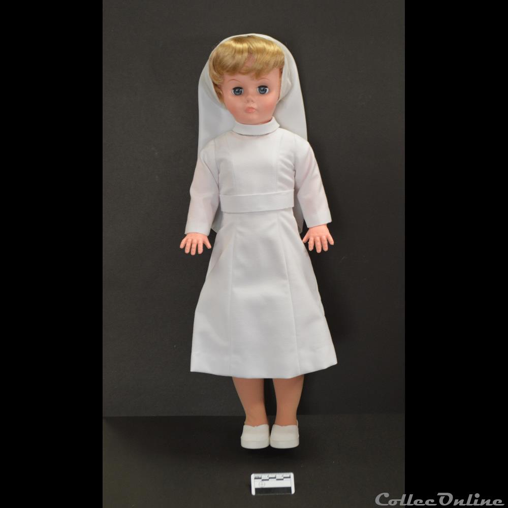 patrimoine religieux objet culte 18 poupee avec le costume moderne apres 1965