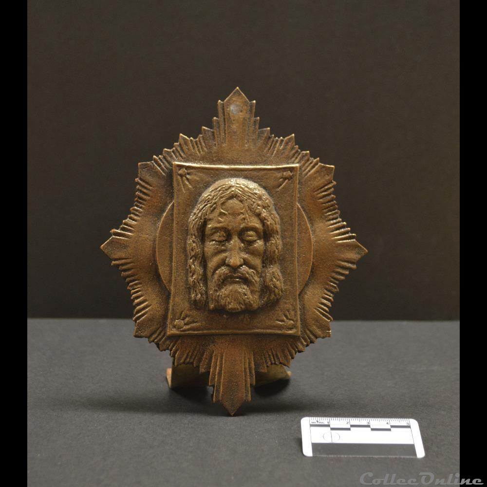 9 - Sculpture en cuivre de la Sainte-Face avec l'hostie patrimoine religieux objet culte 9 sculpture en cuivre de la sainte face avec hostie