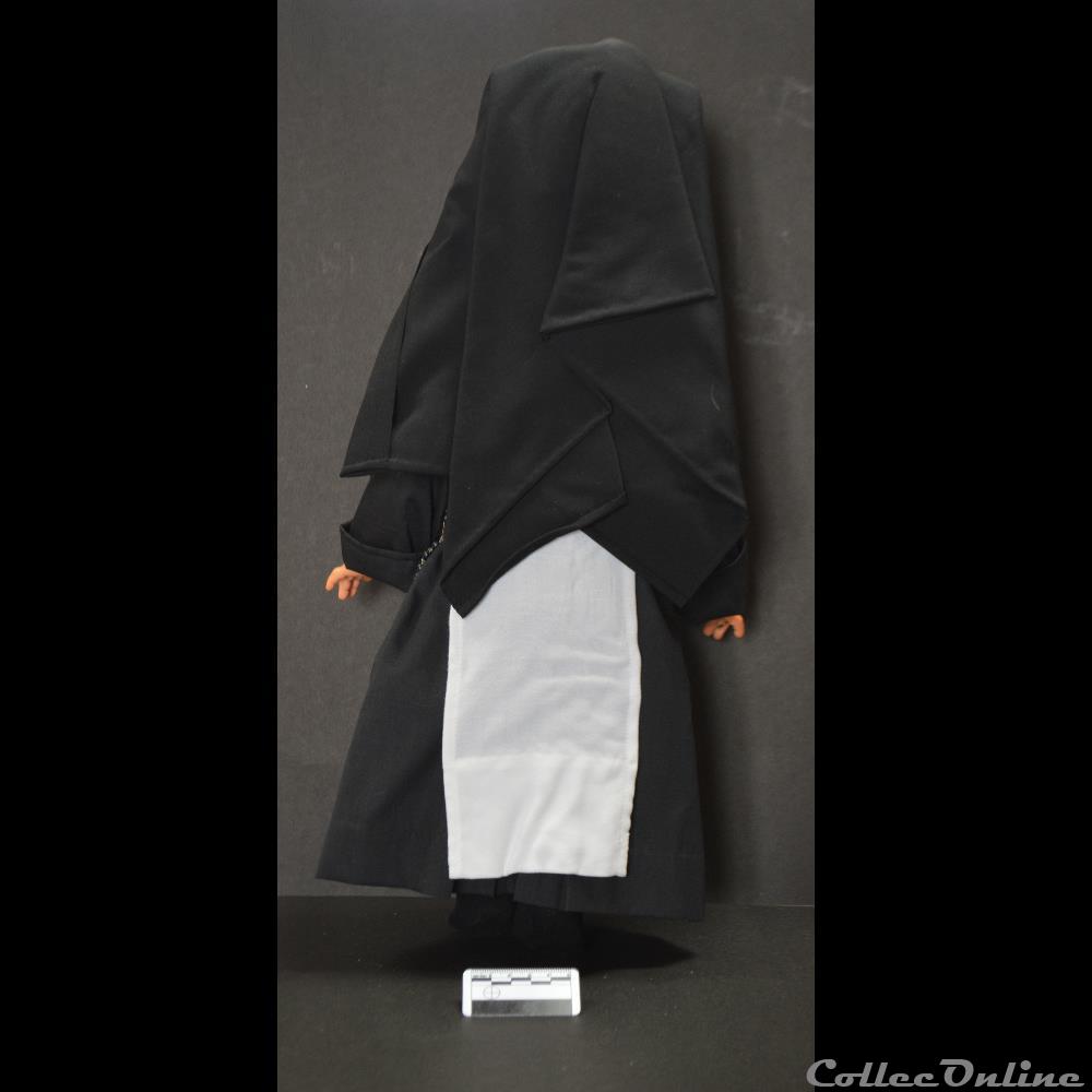 17 - Poupée avec le costume originel de la professe Oblate de Béthanie (1933 à 1965) patrimoine religieux objet culte 17 poupee avec le costume originel de la professe oblate de bethanie 1933 a 1965