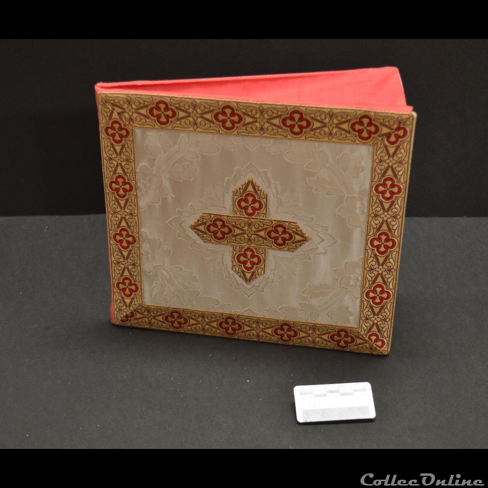 33 - Bourse liturgique (pour la pale) 3 patrimoine religieux objet de culte 33 bourse liturgique pour la pale