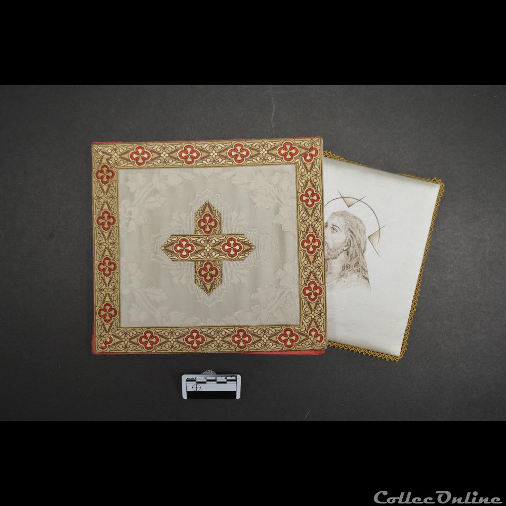 33 - Bourse liturgique (pour la pale) patrimoine religieux objet de culte 33 bourse liturgique pour la pale