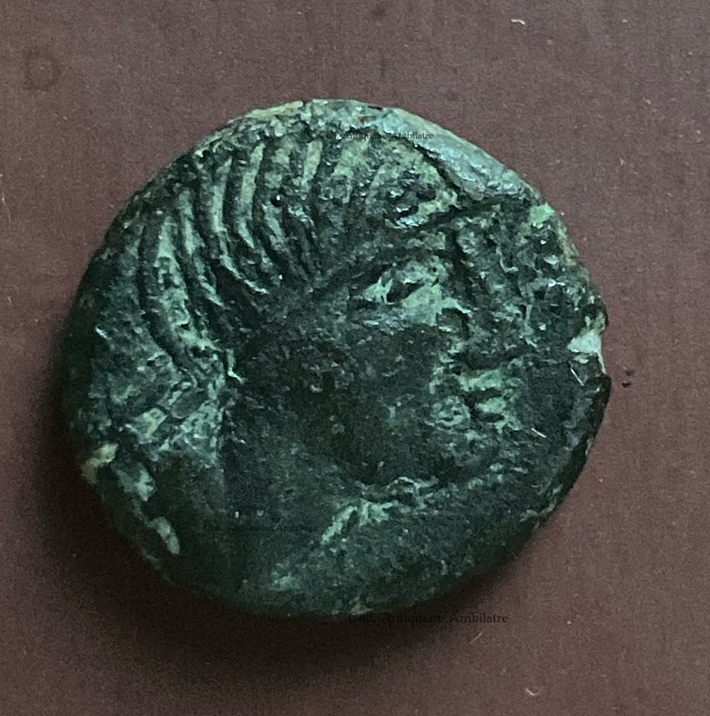 Bronze Ambilatre à la tête casquée et au cavalier monnaies antiques celtes bronze ambilatre a la tete casquee et au cavalier