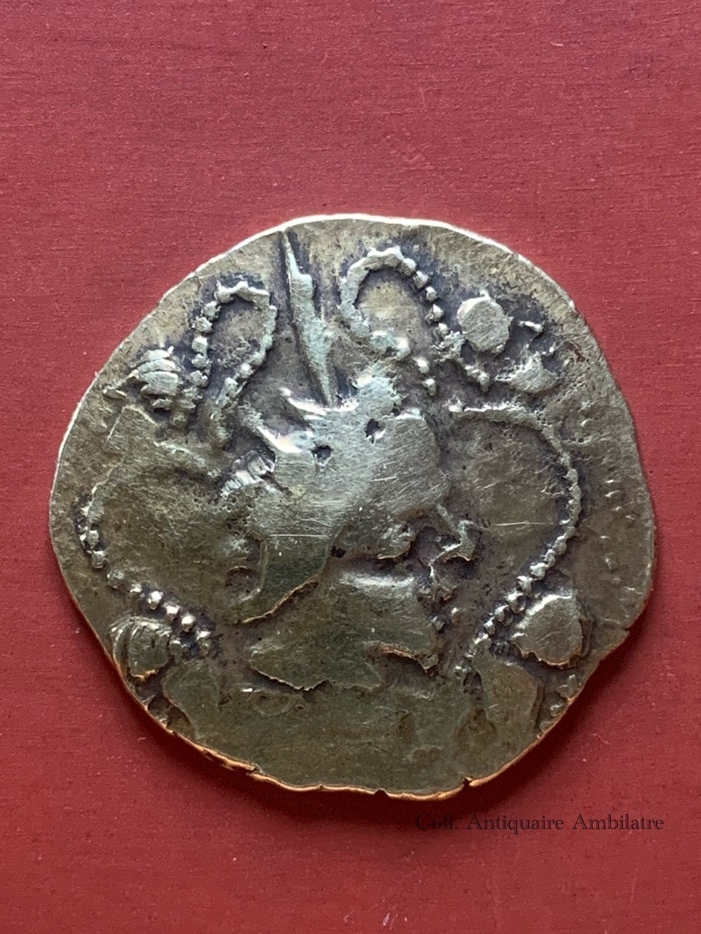 Statère andécave à la tête entourée d’un cordon terminée par deux petites têtes monnaies antiques celtes statere andecave a la tete entouree d un cordon terminee par deux petites tetes