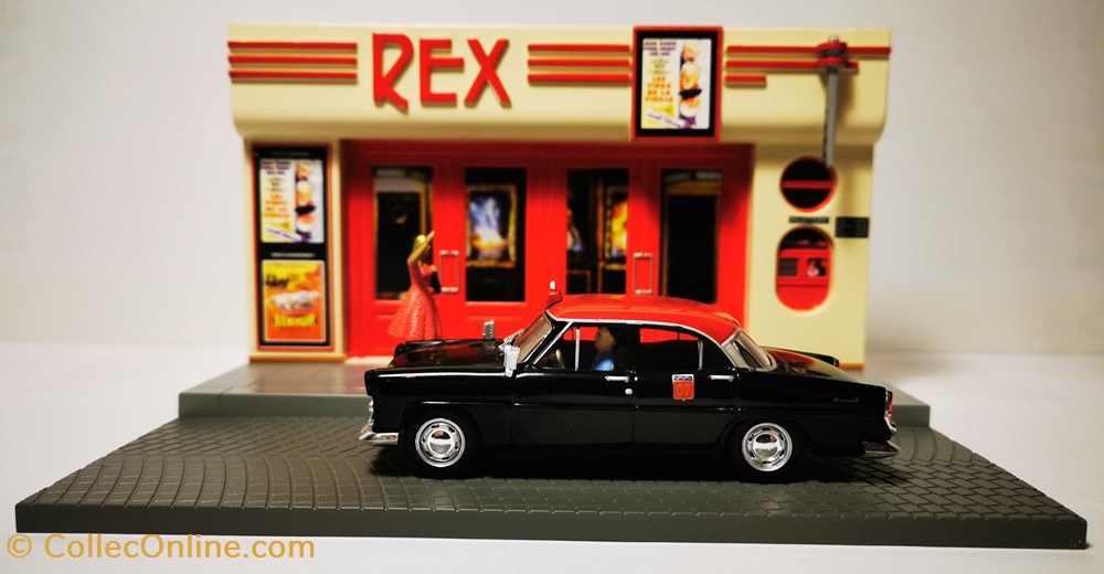 Le chauffeur de taxi devant le cinéma "le Rex" en 1970 modeles reduits voitures le chauffeur de taxi devant le cinema le rex en 1970