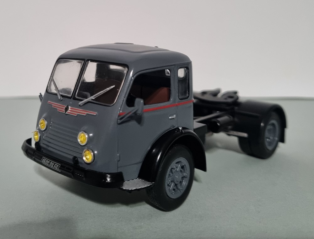 RENAULT FAINEANT - 1952 modeles reduits renault faineant 1952