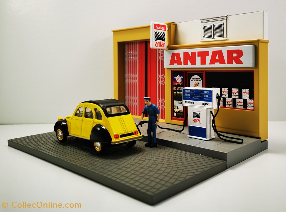 Le pompiste faisant le"plein d'essence" d'une 2 CV en 1970 modeles reduits voitures le pompiste faisant le plein essence une 2 cv en 1970