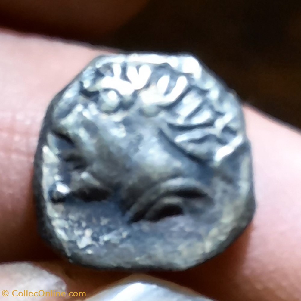 Tolosates A/Tete negroide a g R /Croix ,annelet ,3 globules D15.1 P2.29g Feugere DCR2986 monnaies antiquite av jc ap celtes tolosates a tete negroide a g r croix annelet 3 globules d15 1 p2 29g feugere dcr2986