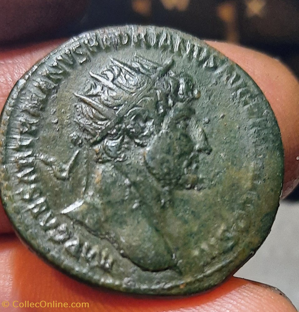 Hadrien A/Tete radiee a d R/Eternite debout a g D27.8 P13.98g C134 RIC597c monnaies antiquite av jc ap romaines republicaines imperiales hadrien a tete radiee a d r eternite debout a g d27 8 p13 98g c134 ric597c